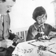 Hitler junto a un niño en 1940 durante las festividades. Getty